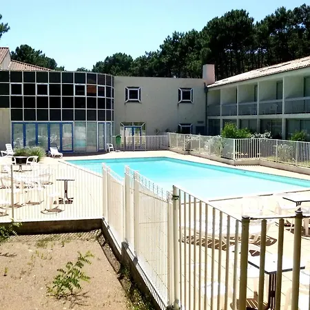 Avec Piscine Et Tennis