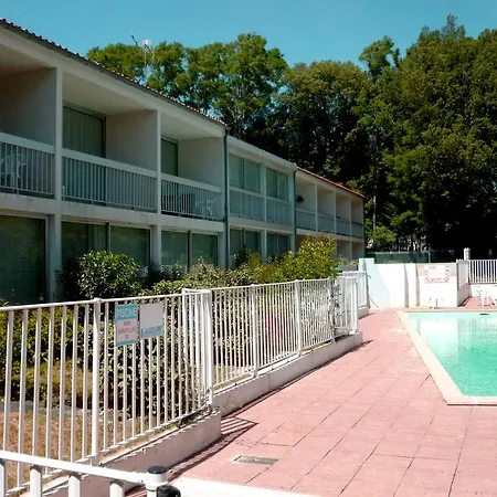 Avec Piscine Et Tennis *